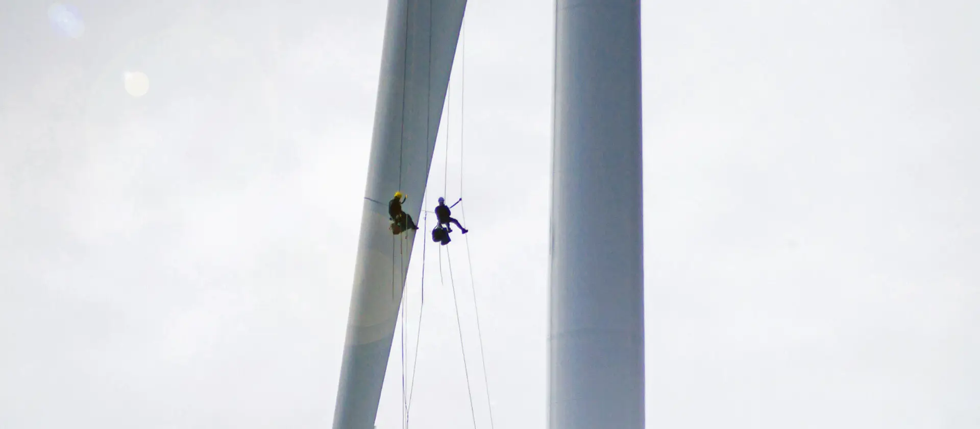 Blade fieldwork with technicians alongside a turbine blade